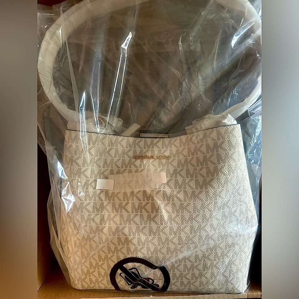 Authentic Brand New Still in Bag, Pratt Medium Signature Logo Shoulder Bag Tag